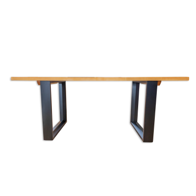 Mesa de madeira clara com pernas de metal preto