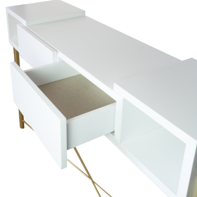 Móvel branco com gavetas abertas e pés dourados