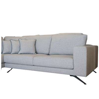 sofá de canto cinza claro com almofadas e pés metálicos pretos