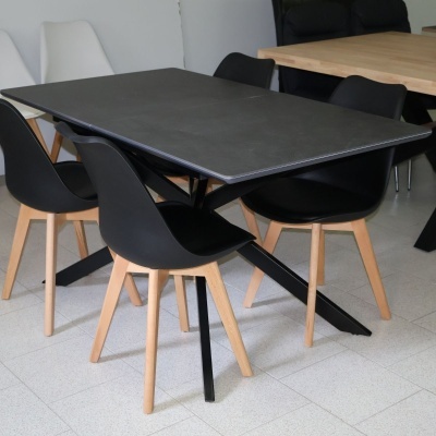 Mesa de jantar preta com seis cadeiras de plástico preto e pés de madeira clara