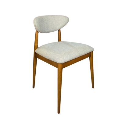 Cadeira de madeira com estofado cinza claro