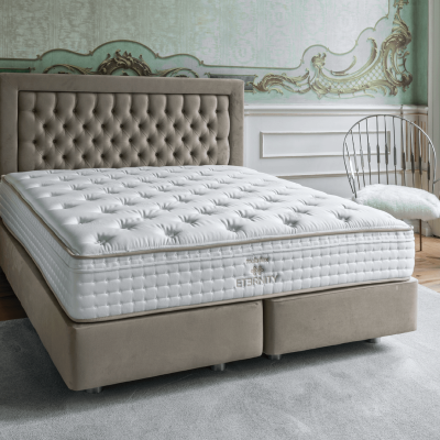 Cama de casal estofada bege com colchão branco e base acolchoada em quarto com decoração clássica