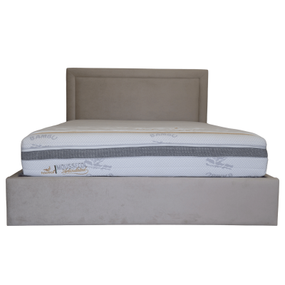 Cama estofada bege com colchão branco e cabeceira retangular