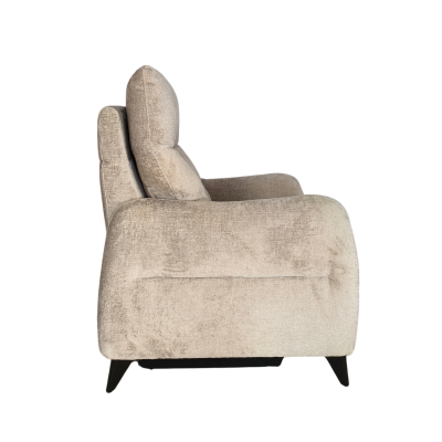 Poltrona estofada bege clara com pés pretos vista lateral