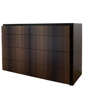 Cômoda em madeira escura com oito gavetas e linhas horizontais marcando gavetas