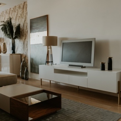 Sala de estar moderna com móveis brancos e madeira clara