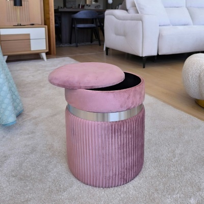 Pufe redondo rosa de veludo com tampa removível e faixa metálica prateada
