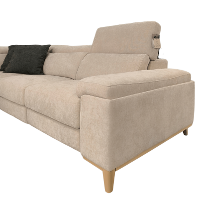 Sofá bege claro de tecido com almofada preta e pés de madeira clara