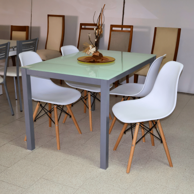 Mesa de jantar moderna com tampo de vidro verde claro e cadeiras brancas com pés de madeira