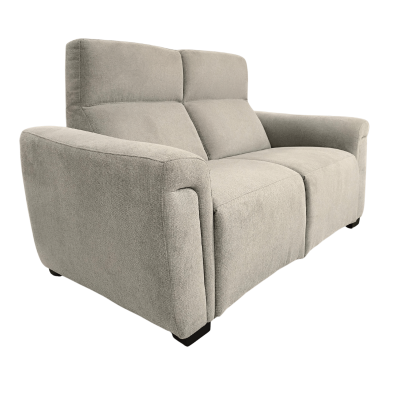 sofá dois lugares cinzento claro com braços largos