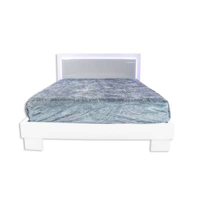 Cama branca moderna com colchão cinza e cabeceira iluminada