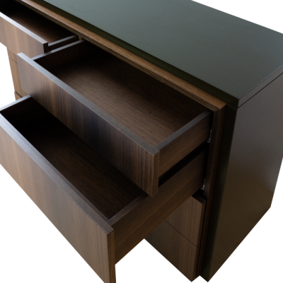 Cómoda de madeira castanha com gavetas abertas e topo preto