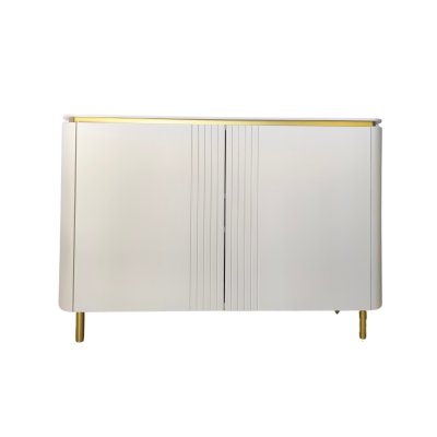 Aparador branco com detalhes dourados e pés metálicos