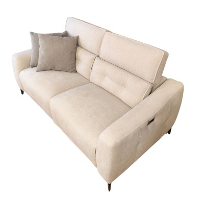 Sofá bege claro com almofadas cinza e controlo elétrico na lateral