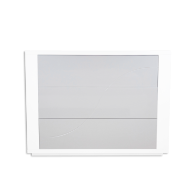 Cômoda branca com três gavetas e linhas curvas em relevo