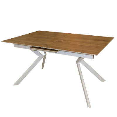 Mesa de jantar moderna com tampo de madeira clara e pernas brancas angulares