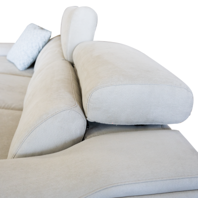 Sofá modular cinzento claro em tecido com almofada azul e encosto ajustável