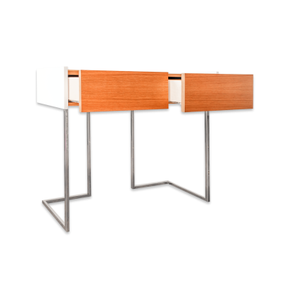 Secretária moderna com estrutura metálica e gavetões de madeira claros