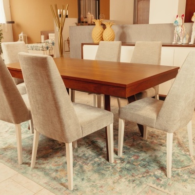 Conjunto de sala de jantar com mesa de madeira e cadeiras estofadas em tecido bege claro