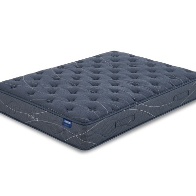 Colchão azul escuro acolchoado com etiqueta MICROFIBRA