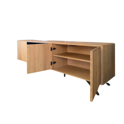 aparador em madeira clara com portas abertas e prateleiras internas