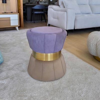 Pufe bicolor lilás e bege com faixa dourada em sala de estar moderna