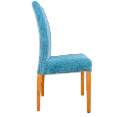Cadeira azul estofada com pernas de madeira vista de lado