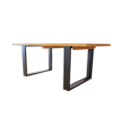 Mesa de jantar de madeira clara com base de metal preta