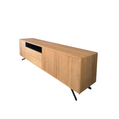 Aparador de madeira clara com gavetas e pés metálicos pretos