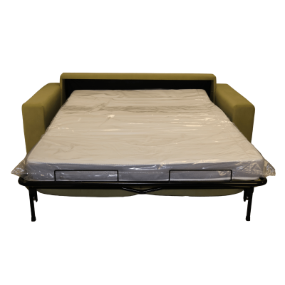 Sofá cama verde aberto com colchão branco protegido por plástico