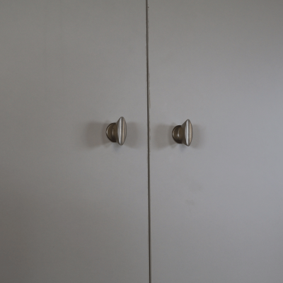 Porta dupla branca com pegas metálicas ovais