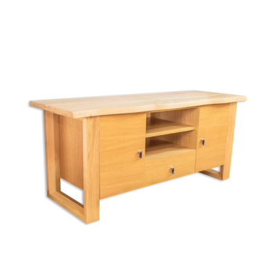 Móvel de madeira clara com portas, prateleiras, e gaveta