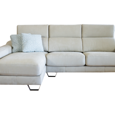 Sofá extensível bege com chaise longue e almofadas decorativas azuis