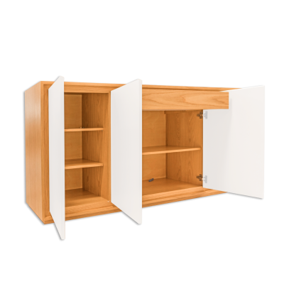 Armário de madeira clara com portas brancas abertas