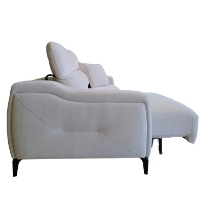 Sofá chaise longue cinza claro com pernas pretas e almofadas