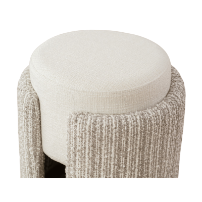 Pufe redondo com assento estofado e estrutura texturizada cinza