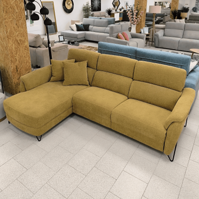 Sofá canto castanho claro em loja com outros sofás no fundo