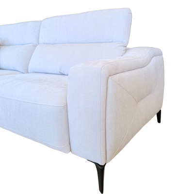 Sofá branco moderno com pés metálicos pretos.