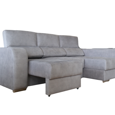 Sofá cinza claro em tecido microfibra com chaise longue e almofadas