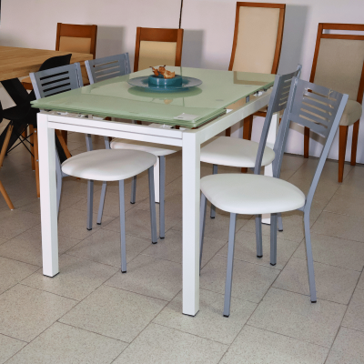 Mesa de sala de jantar com tampo de vidro e quatro cadeiras brancas e cinzas
