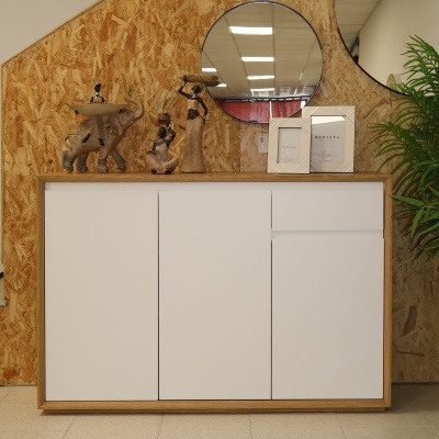 Aparador branco com moldura madeira, figuras decorativas, espelho redondo e molduras de fotos em painel de madeira OSB