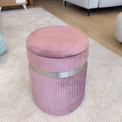 Pufe redondo cor-de-rosa com faixa metálica prateada e textura canelada