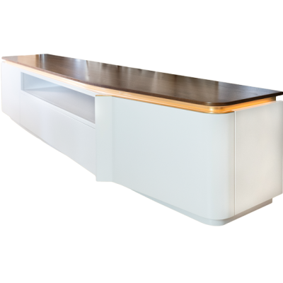 Móvel de sala branco com tampo de madeira castanha clara e compartimento aberto