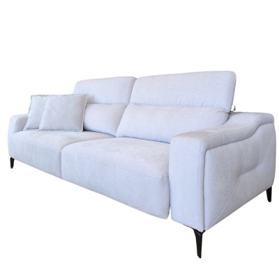 Sofá branco de três lugares com almofada e pés pretos