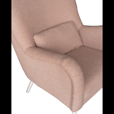 Poltrona estofada rosa claro com almofada e pernas brancas