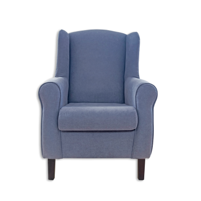 Poltrona azul em tecido com braços e encosto alto