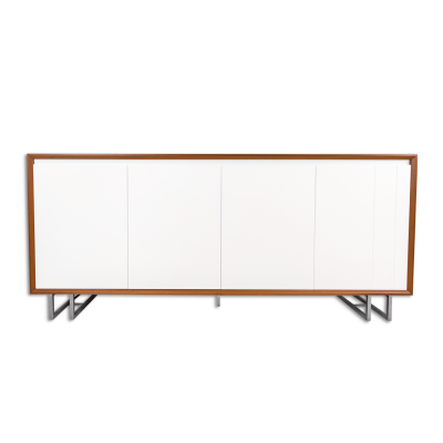 Aparador moderno em madeira e portas brancas com pernas metálicas