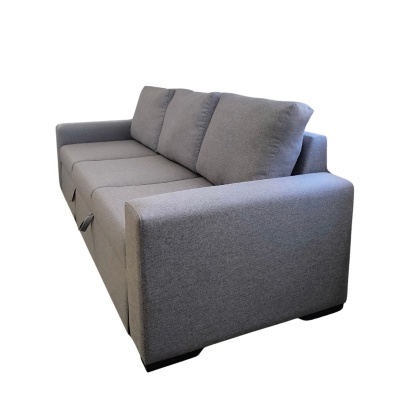 sofá cinza de três lugares com almofadas soltas