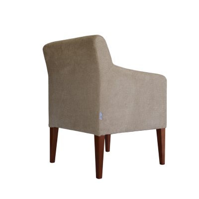 Poltrona estofada bege com pernas de madeira castanha