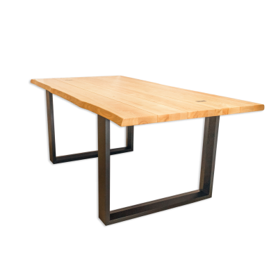 Mesa retangular de madeira clara com pernas em metal preto